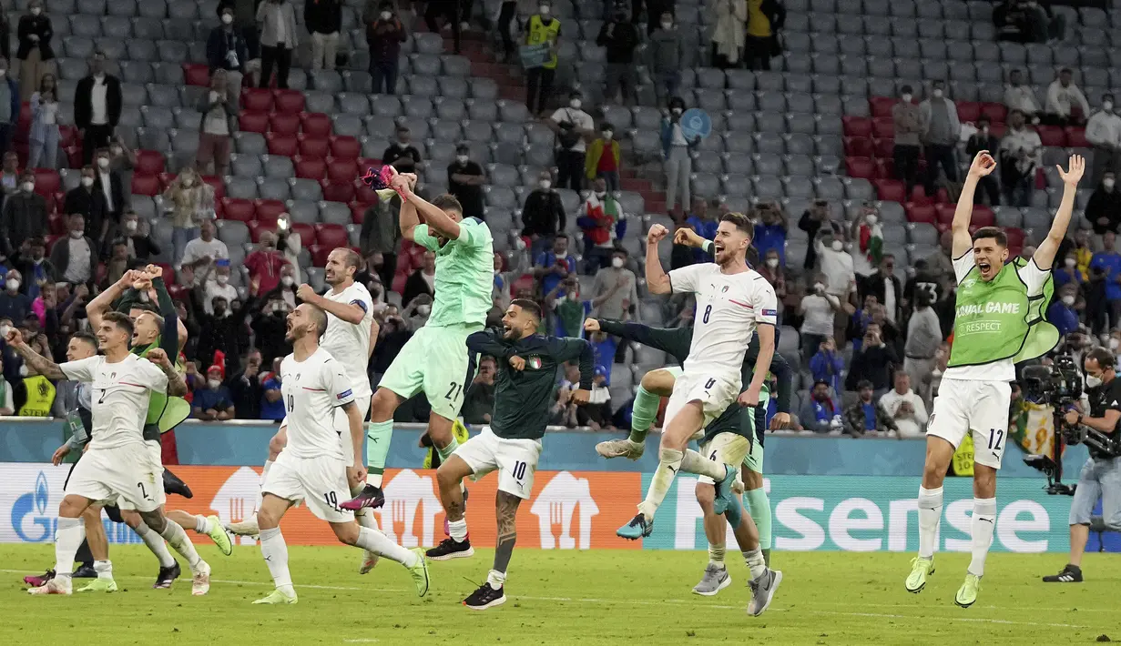 Para pemain timnas Italia merayakan kemenangan setelah memenangkan babak perempat final Euro 2020 / 2021 atas Belgia di Allianz Arena, Munich, Sabtu (3/7/2021) dinihari WIB. Italia sukses melenggang ke semifinal usai mendepak Belgia 2-1. (AP Photo/Matthias Schrader, Pool)