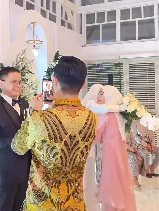 Momen haru Larissa dan Nadya yang memeluk erat hingga tak kuasa menahan air mata. Dari video singkat, tampak Larissa tak kuasa menahan air mata. [Instagram/larissachou]
