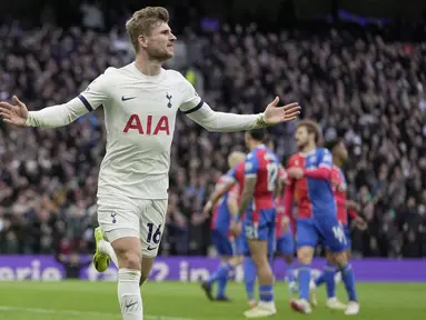 Pemain Tottenham, Timo Werner melakukan selebrasi setelah mencetak gol penyeimbang 1-1 ke gawang Crystal Palace pada laga lanjutan Liga Inggris 2023/2024 di Tottenham Hotspur Stadium, London, Inggris, Sabtu (02/03/2024) malam WIB. (AP Photo/Justin Tallis)