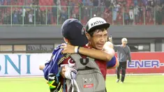 Tangisan seorang Bobotoh setelah mendapat jersey Kim Kurniawan pada laga Liga 1 2017 antara Bhayangkara FC melawan Persib Bandung di Stadion Patriot, Bekasi, Minggu (4/6/2017). (Bola.com/Nicklas Hanoatubun)