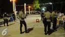 Petugas polisi berjaga di sekitar pantai Lagoon, Ancol, Jakarta Utara, Sabtu (31/12) malam. Benda diduga bom tersebut berhasil diamankan. Situasi pergantian tahun baru kembali kondusif. (Liputan6.com/Gempur M. Surya)