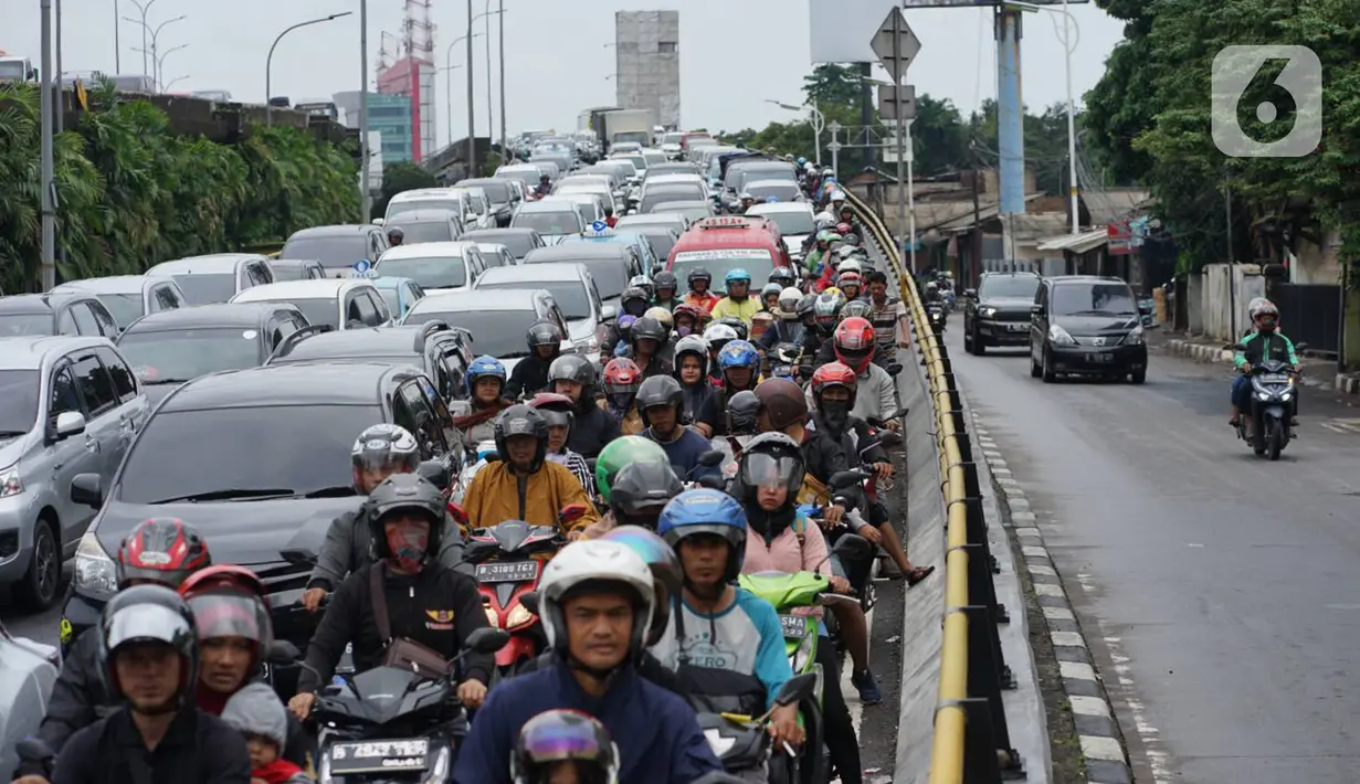 Pengendara motor melintasi Gerbang Tol Lenteng Agung 2 di Tanjung Barat, Jakarta, Rabu (1/1/2020). Banjir yang menggenangi Jalan TB Simatupang menyebabkan akses bagi pengendara terputus sehingga membuat arus lalu lintas seluruh kendaraan dialihkan melalui jalan tol. (Liputan6.com/Immanuel Antonius)