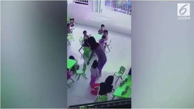 Seorang guru TK di Tiongkok membuat heboh warganet karena aksinya yang tak manusiawi. Ia tega membuat muridnya terjatuh dengan cara menarik kursi si murid.