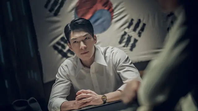 Wi Ha Joon dalam drakor Gyeongseong Creature. (Foto: Netflix via Soompi)