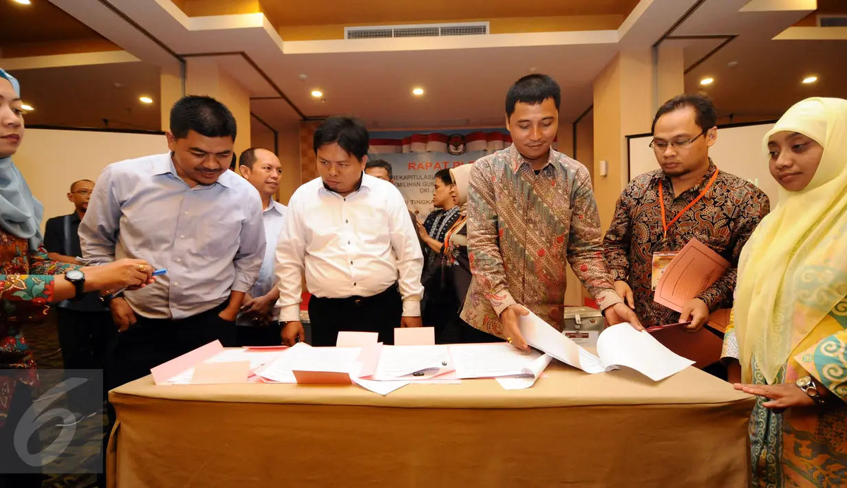 Ketua KPU RI, Juri Ardiantoro (kedua kiri) melihat penandatanganan hasil Pilkada KPUD Jakarta Timur, Jumat (24/2). Bersama perwakilan partai politik, KPUD Jakarta Timur menggelar pleno hasil Pilkada DKI Jakarta 2017. (Liputan6.com/Helmi Fithriansyah)