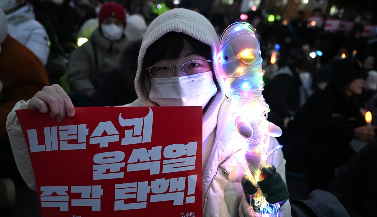 Mereka datang sambil beberapa membawa poster yang menyerukan pemakzulan Presiden Yoon Suk Yeol. (Jung Yeon-je/AFP)