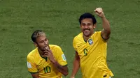 Selebrasi dua penggawa Brasil, Neymar (kiri) dan Fred, usai merobek jala gawang Kamerun di laga terakhir penyisihan Piala Dunia 2014 Grup A di Stadion Nasional Brasil, (24/6/2014). (REUTERS/David Gray