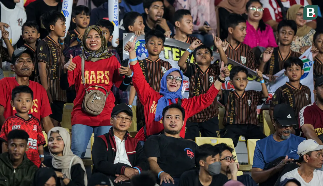 <p>Para suporter wanita dan anak-anak menyaksikan laga perebutan peringkat ketiga Piala Presiden 2024 antara Persis Solo menghadapi Persija Jakarta di Stadion Manahan, Solo, Sabtu (3/8/2024). (Bola.com/Bagaskara Lazuardi)</p>