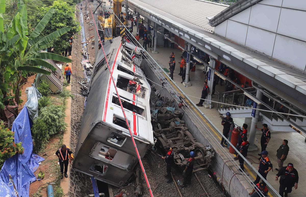 FOTO: Evakuasi Gerbong KRL Commuterline di Stasiun Bekasi Timur