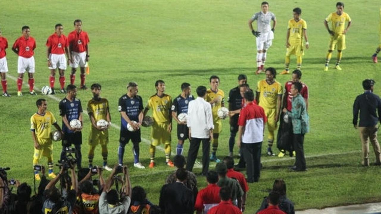 Aksi Jokowi saat membuka Piala Sudirman dengan kick off