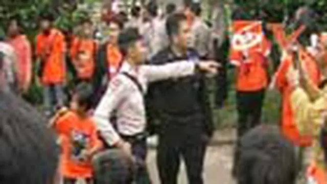 Jakmania Bentrok dengan Petugas Keamanan Stadion