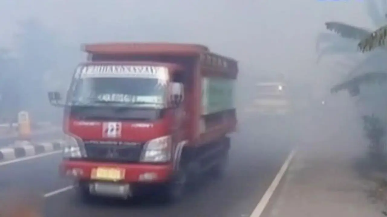 Kilas Indonesia: Kabut Asap Muncul di Jalur Pantura Tegal