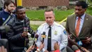 Komisaris polisi, Kevin Davis memberi keterangan setelah mengevakuasi gedung stasiun televisi Fox 45 di Baltimore, Amerika Serikat (AS), Kamis (28/4). Seorang pria masuk dan mengancam akan meledakkan stasiun televisi tersebut. (REUTERS/Bryan Woolston)