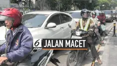 Penutupan sejumlah ruas jalan membuat kemacetan tidak bisa dihindari terutama di sekitar lingkungan gedung Mahkamah Konstitusi.