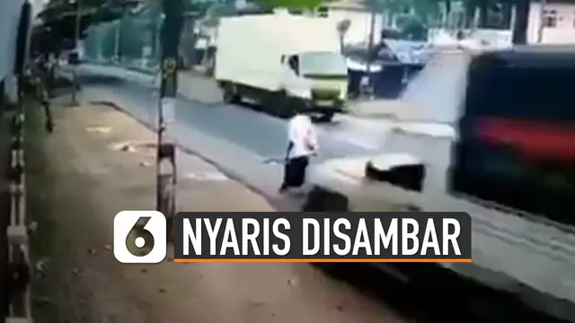 Beredar video pejalan kaki hampir disambar oleh mobil boks viral di media sosial.