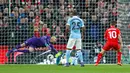 Pemain Liverpool, Phileppe Coutinho, saat mencetak gol balasan ke gawang Manchester City di final Piala Liga Inggris di Stadion Wembley, London, Senin (29/2/2016) dini hari WIB. (Action Images via Reuters/John Marsh)