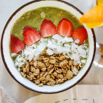 Resep Green Tea Smoothie Bowl dengan Topping Crunchy./Copyright depositphotos.com/triocean2011