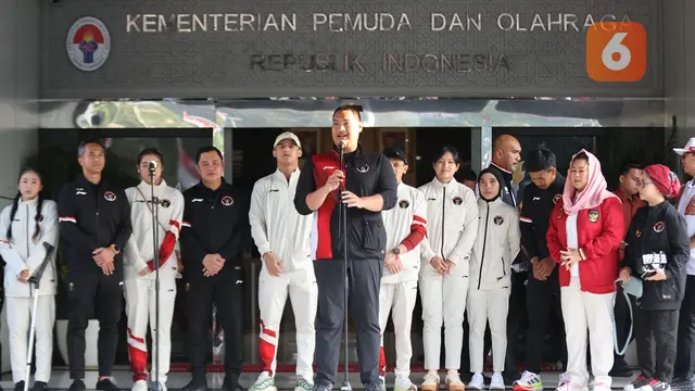 Foto: Melihat Pawai Emas Olimpiade Paris 2024, Veddriq Leonardo dan Rizki Juniansyah Naiki Bus Tingkat Terbuka Menuju Istana Negara