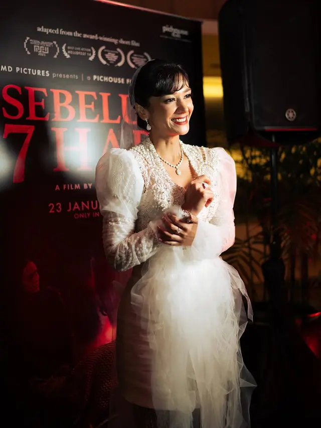 Berkebaya Putih Klasik, Tampilan Fanny Ghassani di Gala Premier Film SEBELUM 7 Hari Jadi Sorotan (credit: instagram/fannyghassani).