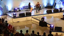 Aktor dan pengusaha, Dude Harlino menjadi pembicara pada sesi inspirasi muda acara Emtek Goes to Campus (EGTC) 2017 di Graha Sabha Pramana Universitas Gadjah Mada, Yogyakarta, Selasa (31/10). (Liputan6.com/Helmi Afandi)