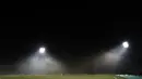 Tampak asap smoke bomb memasuki area lapangan saat laga Arema FC melawan Persita Tangerang pada laga Piala Indonesia 2019 di Stadion Sport Center Kelapa Dua, Tangerang, Minggu (3/2). Arema FC menang 3-0 atas Persita. (Bola.com/M Iqbal Ichsan)
