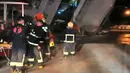 Petugas penyelamat berada di dekat bangunan yang miring untuk berusaha mengevakuasi korban usai terjadi gempa di di Hualien, Taiwan (7/2). (EBC via AP)