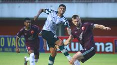 PSM Makassar harus puas dengan hasil imbang 0-0 saat menghadapi Persikabo 1973 dalam laga pekan ke-9 BRI Liga 1 2021/2022, Selasa (26/10/2021). PSM mempunyai dua peluang emas yang urung berbuah gol via Anco Jansen dan Yakob Sayuri yang digagalkan mistar gawang. (Bola.com/Nandang Permana)