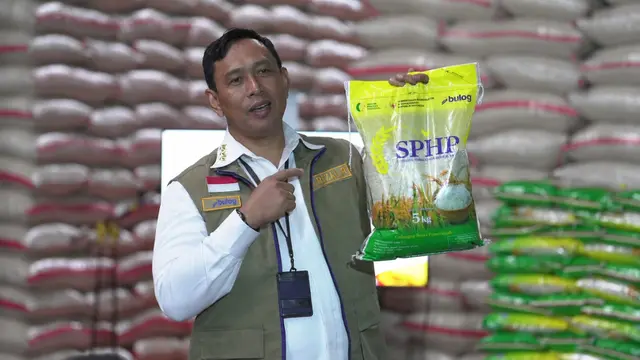 Direktur Utama Perum Bulog Ahmad Rizal Ramdhani melakukan inspeksi pasokan beras di pasar dan ritel. (Dok Bulog)