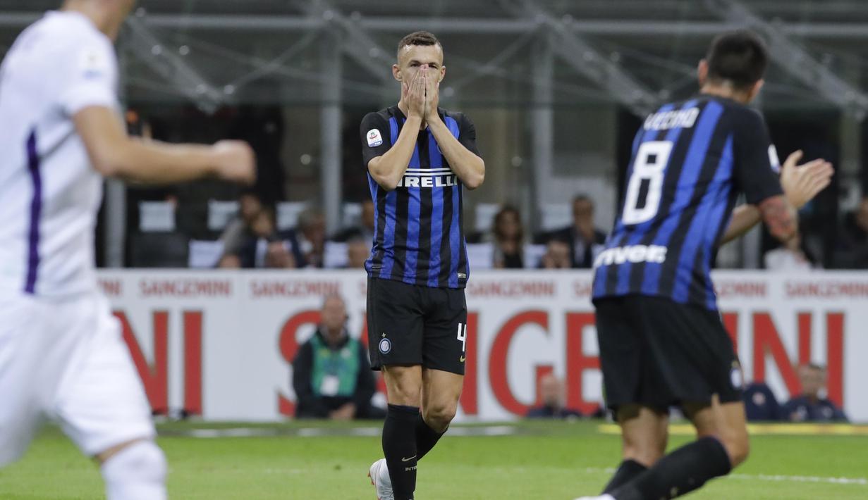 Gelandang Inter Milan, Ivan Perisic, tampak kecewa usai gagal membobol gawang Fiorentina pada laga Serie A Italia di Stadion Giuseppe Meazza, Rabu (26/9/2018). Inter Milan menang 2-1 atas Fiorentina. (AP/Luca Bruno)