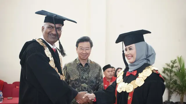 UTA’45 Jakarta mengukuhkan Diana Laila Ramatillah (kanan) sebagai guru besar bidang Ilmu Farmasi Klinis. (Istimewa)