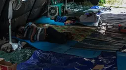 Suasana tenda pengungsian korban rumah ambles di Lodan Raya, Pademangan, Jakarta Utara, Kamis (22/11). Tenda pengungsian sementara didirikan di lapangan kosong belakang rumah-rumah yang ambles. (Liputan6.com/Faizal Fanani)