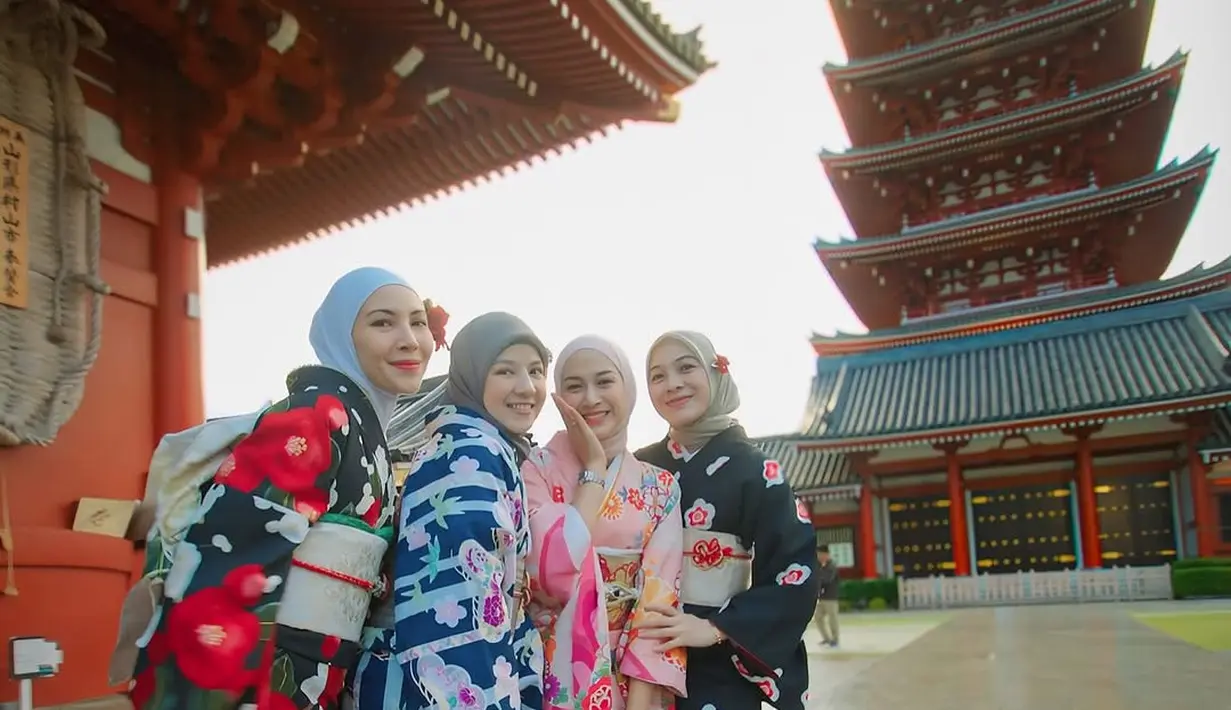 Momen lain menunjukkan mereka berpose di depan pagoda yang megah dengan latar arsitektur tradisional Jepang. Penampilan geng Ranayu dengan kimono dan hijab menjadi bukti harmonisasi budaya yang unik dan menarik. (Liputan6.com/IG/@ninazatulini22)