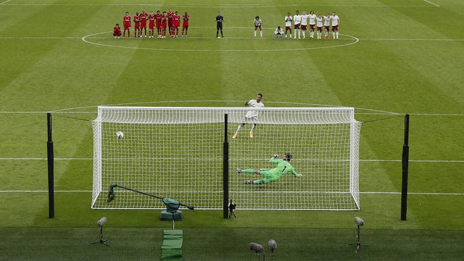 Penyerang Arsenal, Pierre-Emerick Aubameyang saat mencetak gol penalti kemenangan melawan Liverpool pada laga Community Shield di stadion Wembley di London, Sabtu, (29/8/2020). (Andrew Couldridge/Pool via AP)