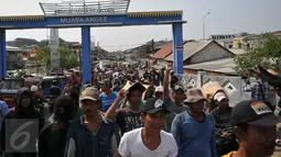 Sejumlah nelayan melakukan aksi long march menolak reklamasi Teluk Jakarta di kawasan Muara Angke, Jakarta, Rabu (2/12). Mereka menolak keras proyek reklamasi pulau G karena dapat menghilangkan sumber kehidupan para nelayan. (Liputan6.com/Gempur M Surya)