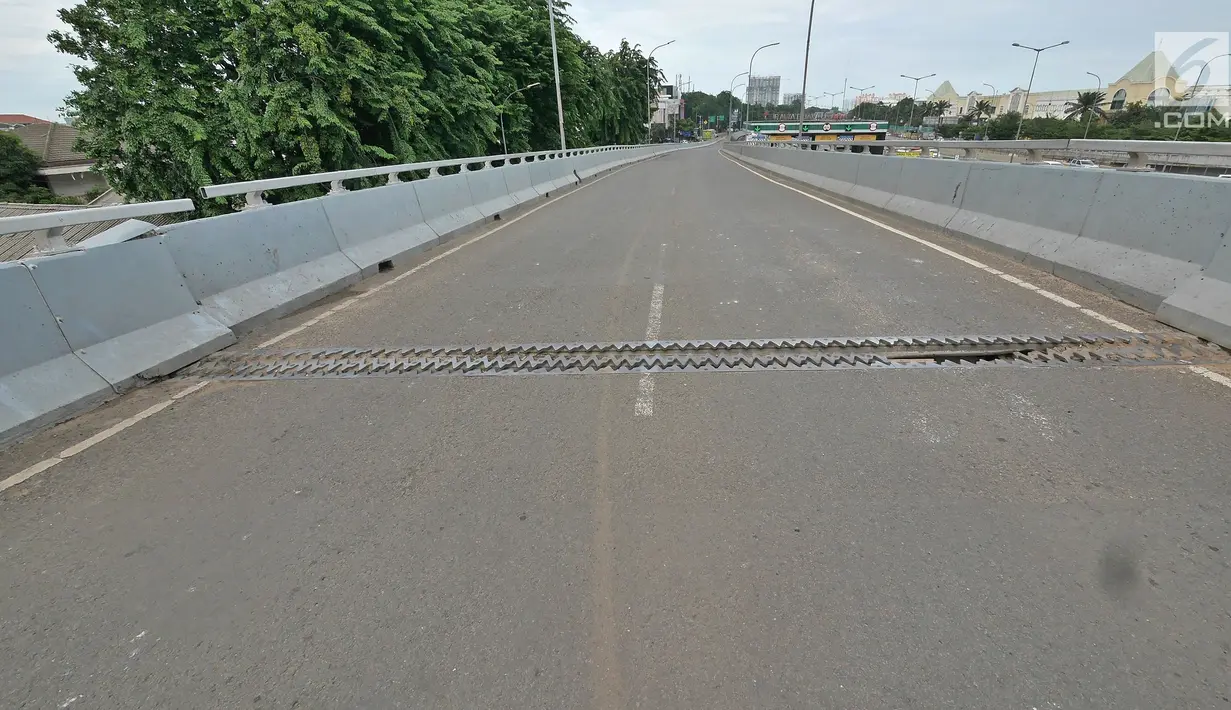 Penampakan retakan yang terjadi di flyover Cengkareng, Jakarta, Kamis (27/12). Dari pengamatan, bagian flyover itu mengalami keretakan di antara penghubung sekitar 20 centimeter. (Liputan6.com/Herman Zakharia)