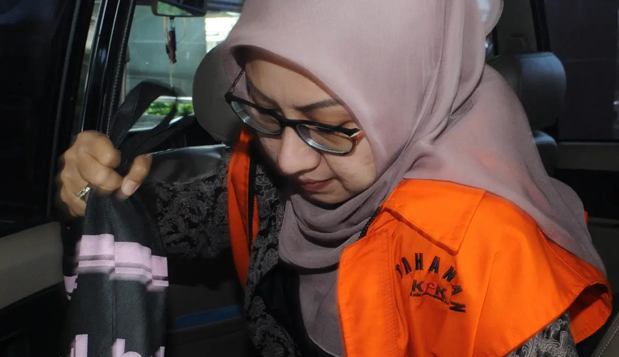 Siti Marwa saat akan menjalani pemeriksaan di KPK, Jakarta, Selasa, (12/7). Siti diperiksa terkait penerimaan uang suap sebesar Rp1 miliar dari beberapa perusahaan pupuk yang ingin mendapatkan proyek di perusahaan BUMN. (Liputan6.com/Helmi Afandi)