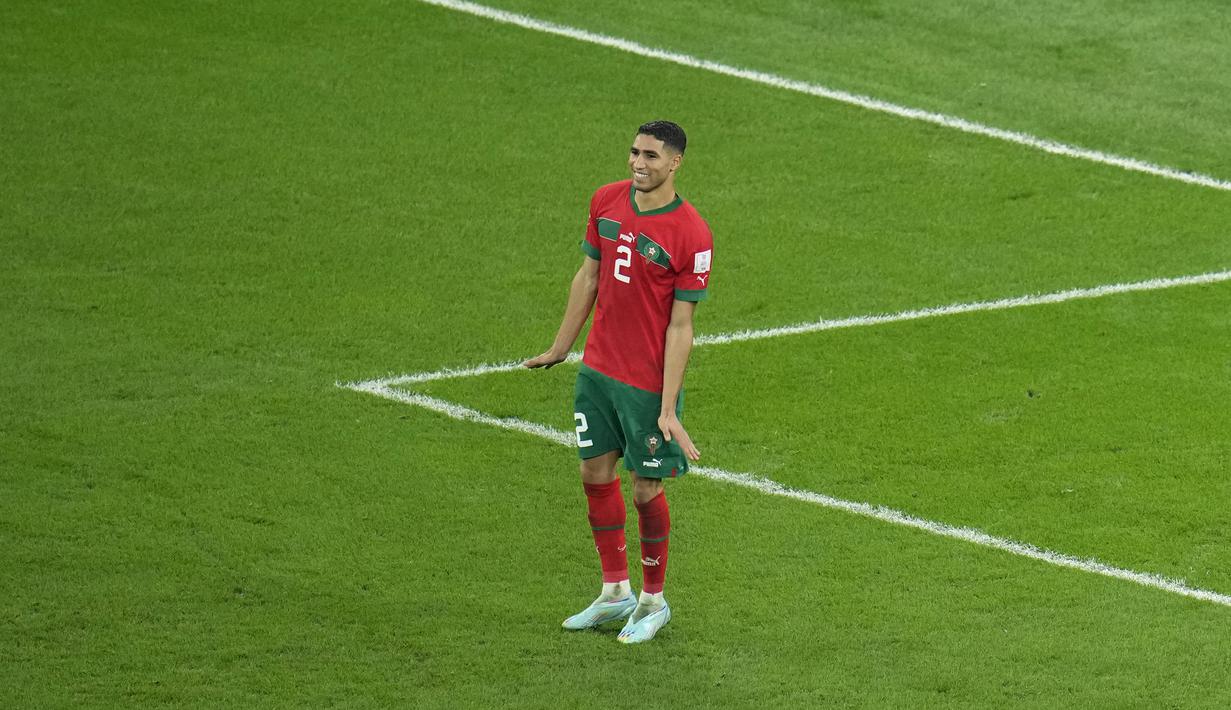 Pemain Maroko, Achraf Hakimi, melakukan selebrasi ala Pinguin usai mencetak gol ke gawang Spanyol pada laga 16 besar Piala Dunia 2022 di Stadion Education City, Selasa (6/12/2022). (AP/Ricardo Mazalan)