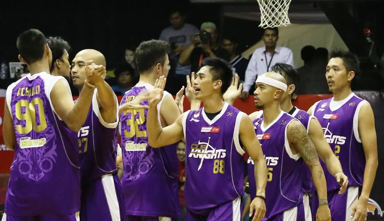Pemain CLS Knights merayakan kemenangan atas Pelita Jaya 61-56. (bola.com/Arief Bagus)