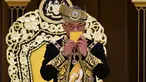 Raja Malaysia Abdullah Ri'ayatuddin Al-Mustafa Billah Shah mencium Alquran saat penobatan kerajaan di Istana Nasional, Kuala Lumpur, Selasa (30/7/2019). Sultan Pahang, Abdullah Ri'ayatuddin Al-Mustafa Billah Shah resmi dinobatkan menjadi Raja Malaysia. (SHAIFUL NIZAL/DEPARTMENT OF INFORMATION/AFP)