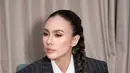 Rambut kepang ini lengkapi busana Wulan Guritno yang terlihat maskulin dan edgy [@wulanguritno]