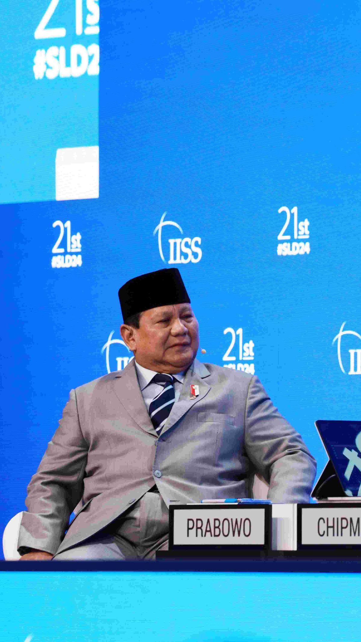 "Dalam hati saya, aku tidak bisa menerima hal itu di zaman ini. Indonesia itu anggota G20, memiliki populasi terbesar keempat di dunia, tapi masih banyak masyarakat saya yang memiliki kehidupan sangat sulit," lanjut Prabowo.