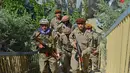 Personel baru pasukan keamanan Afghanistan saat pelatihan militer di daerah Bandejoy, Distrik Dara, Provinsi Panjshir, Afghanistan (21/8/2021). Kekuatan mereka dihimpun oleh Wapres Afghanistan, Amirullah Saleh yang mendeklarasikan dirinya sebagai pemimpin sah Afghanistan. (AFP/Ahmad Sahel Arman)