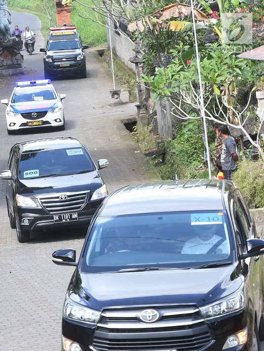 Iring-iringan mobil rombongan mantan Presiden AS Barack Obama melintas di kawasan Bongkasa, Badung, Bali, Senin (26/6). Hari ini, Obama dijadwalkan mengikuti kegiatan rafting menyusur sungai di kawasan tersebut. (Liputan6.com/Immanuel Antonius)