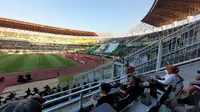 Suasana Stadion Gelora Bung Tomo dalam pertandingan Persebaya Surabaya di BRI Liga 1 2022/2023. (Bola.com/Wahyu Pratama)