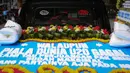 Karangan bunga di kantor PSSI yang terletak di GBK Arena, Senayan, Jakarta, Kamis (30/03/2023) sebagai respon pembatalan Indonesia sebagai tuan rumah Piala Dunia U-20 2023 oleh FIFA. (Bola.com/Bagaskara Lazuardi)