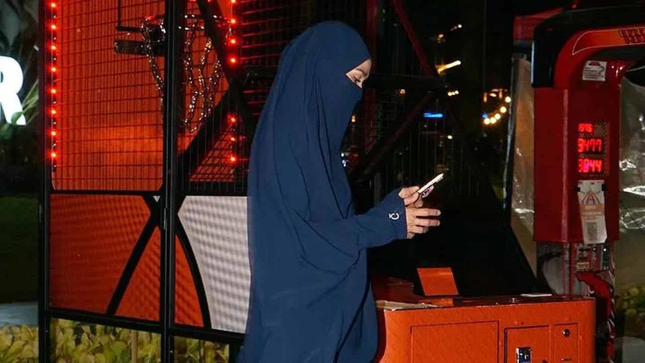 Ada juga yang mendoakan Zaskia Adya Mecca istikamah mengenakan cadar dan pakaian Syar'i.<br>