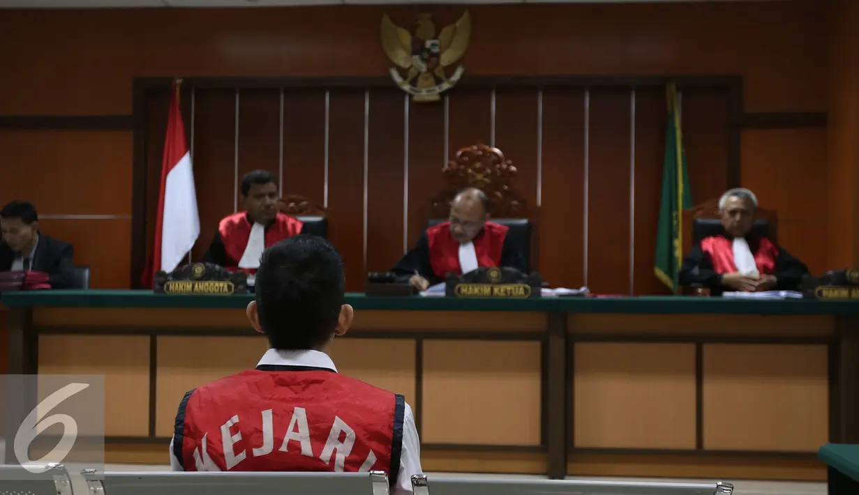 Pesinetron Jupiter Fortissimo saat menjalani sidang vonis di Pengadilan Negeri Jakarta Barat, Selasa (29/11). Jupiter divonis Majelis Hakim 2 tahun 6 bulan penjara, terkait kepemilikan narkotika. (Liputan6.com/Herman Zakharia)
