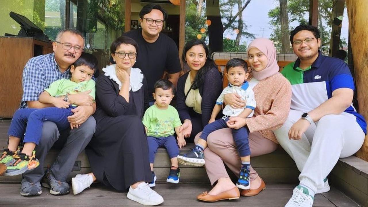 Meski jadwal begitu padat, Retno Marsudi tetap meluangkan waktu untuk kumpul bersama keluarga. Bahkan hanya 12 jam saja waktunya di Jakarta sebelum kembali terbang. <br>