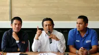 Forum Asosiasi Provinsi PSSI memberikan tanggapan seputar pembentukan tim 9 di kantor PSSI, Jakarta (5/1/2015). Koordinator Forum Asprov PSSI, Gusti Randa (tengah) memberikan pernyataan terkait pembentukan tim 9. (Liputan6.com/Helmi Fithriansyah)