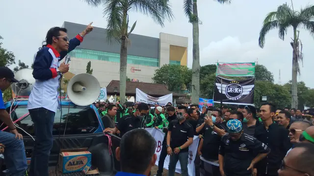 Pasutri Dianiaya Saat Rekam Pengeroyokan Pengemudi Taksi Online
